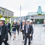 Dr Marc Guérin, l'architecte Pierre Thibault et les jeunes philanthropes du Cercle 179 se rendant au pavillon Pierre Lassonde