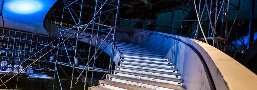 L'escalier des bâtisseurs et un aperçu de l'inscription des noms des donateurs